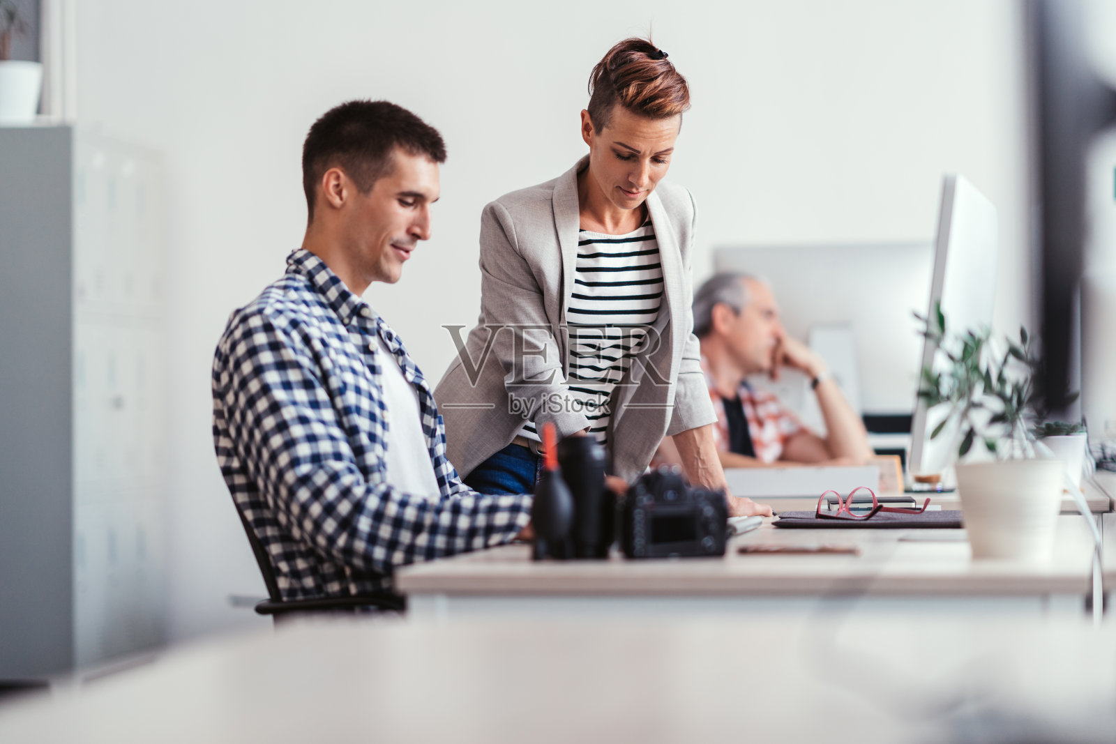 商务人士在办公室讨论照片摄影图片