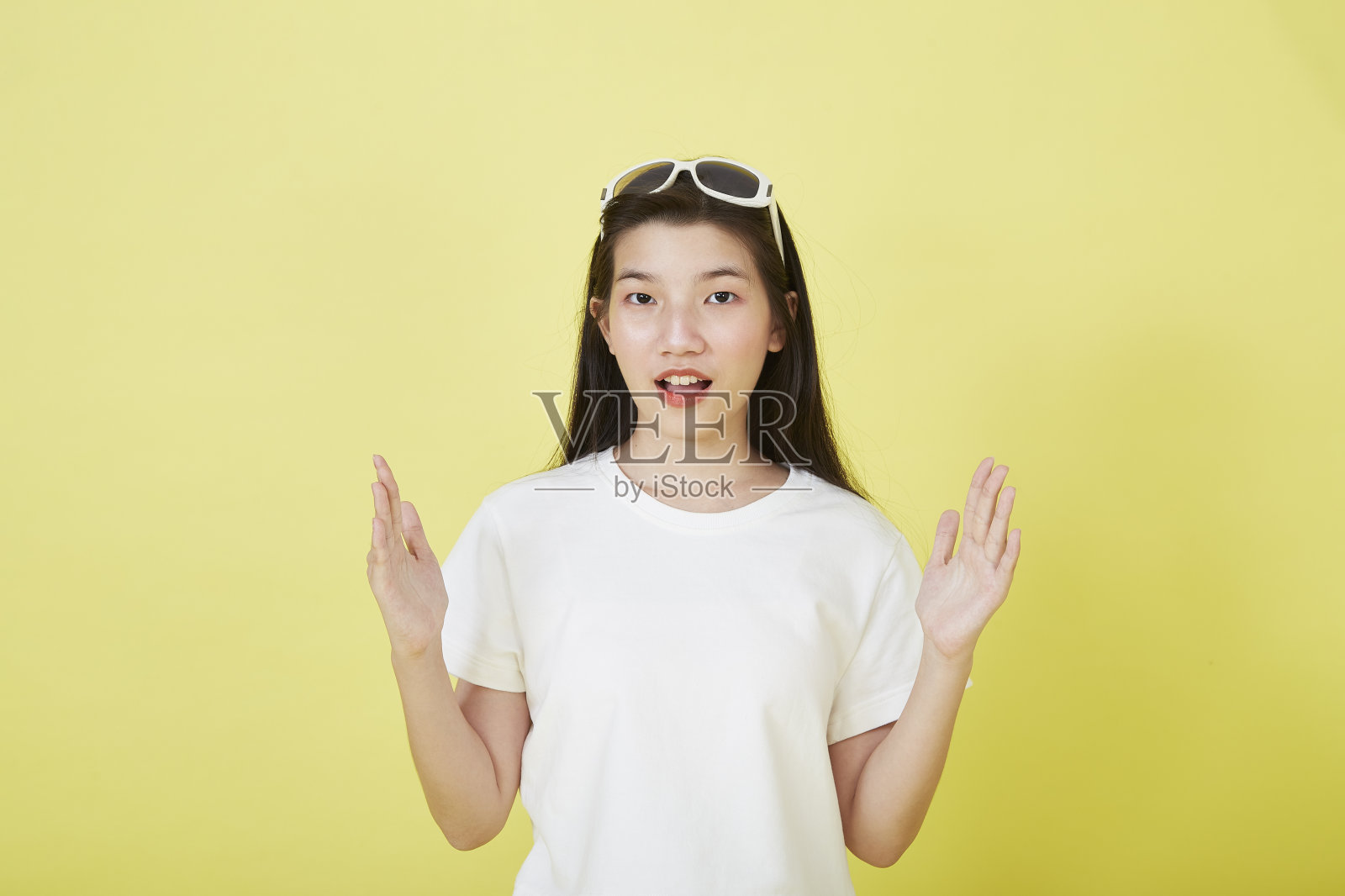 年轻优雅美丽的亚洲女人微笑着指着空荡荡的复印空间孤立的黄色背景照片摄影图片