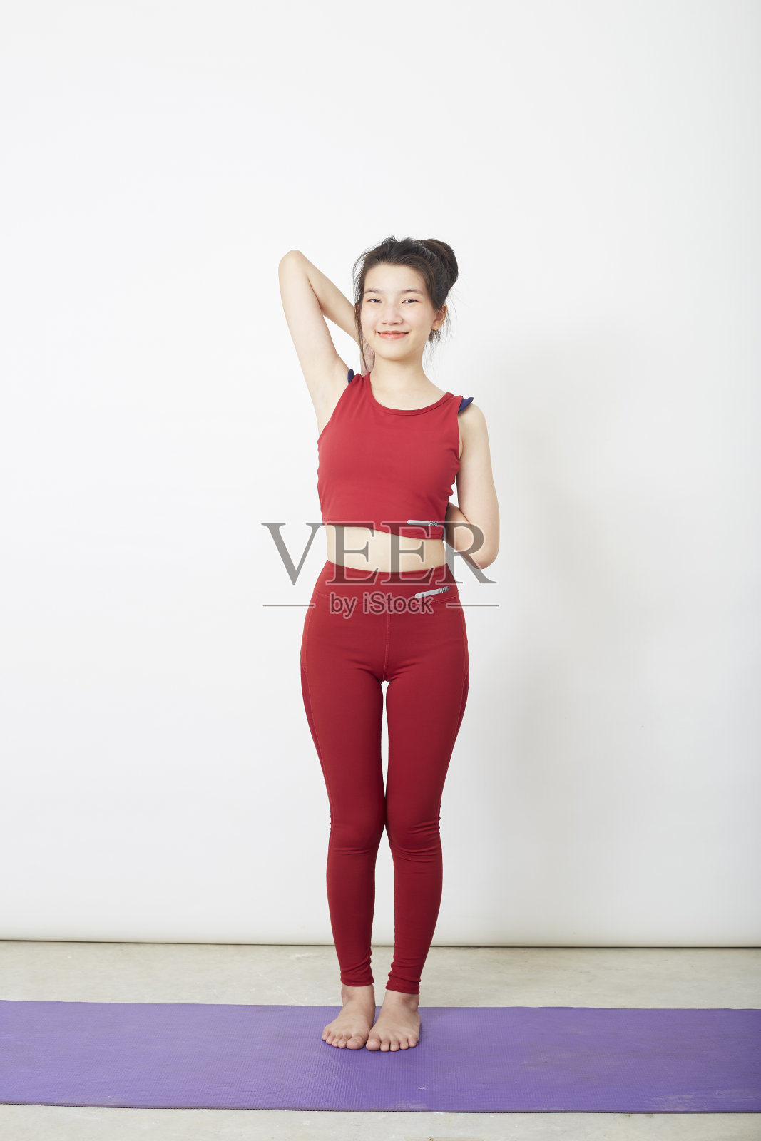 年轻美女健身肖像瑜伽热身运动姿势运动女孩保健生活方式。瑜伽初学者照片摄影图片