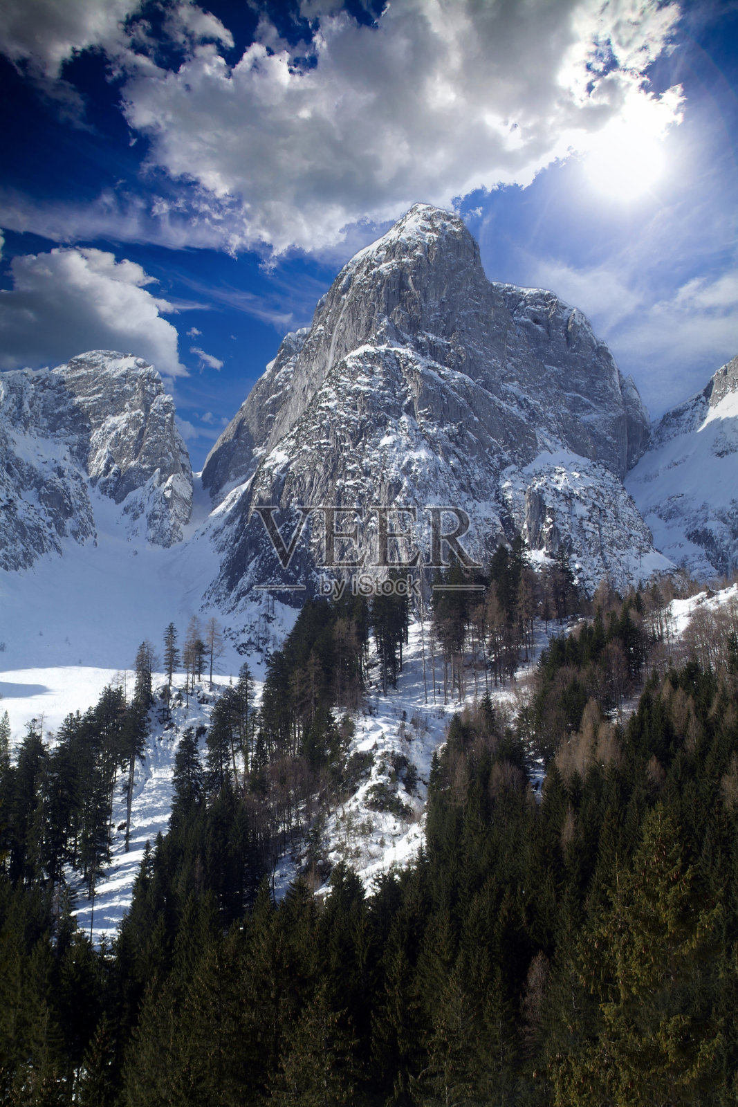 冬季，阿尔卑斯山周围的奥地利萨尔茨卡默古特地区下雪照片摄影图片