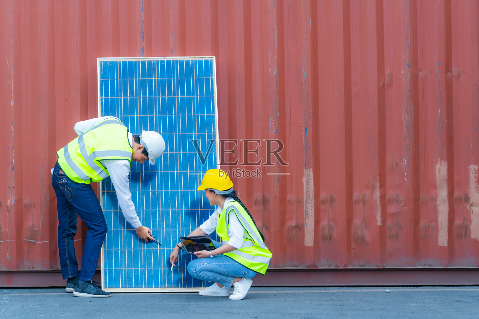 商业工程师会议创新更有效的太阳能电池板电池概念的可再生能源工作。户外测试光伏电池组件专家云集。照片摄影图片