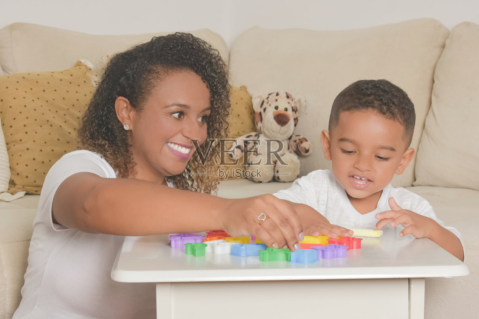 妈妈和儿子玩粘土照片摄影图片