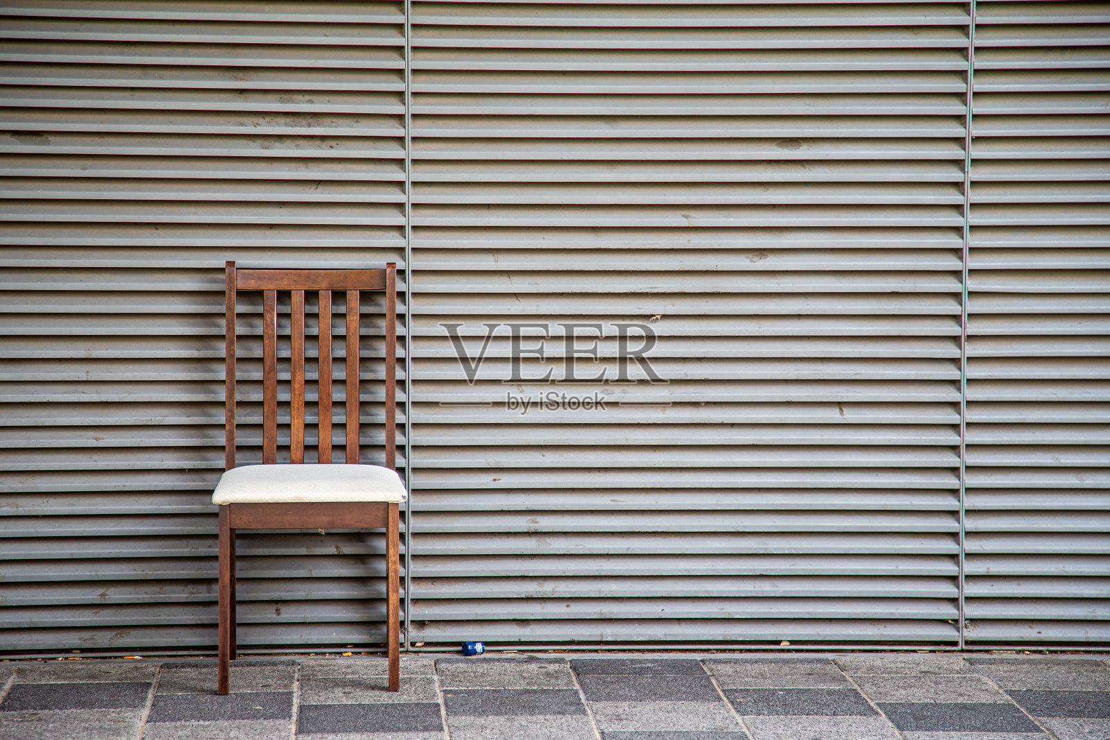 伦敦一家关门的店面前的椅子照片摄影图片