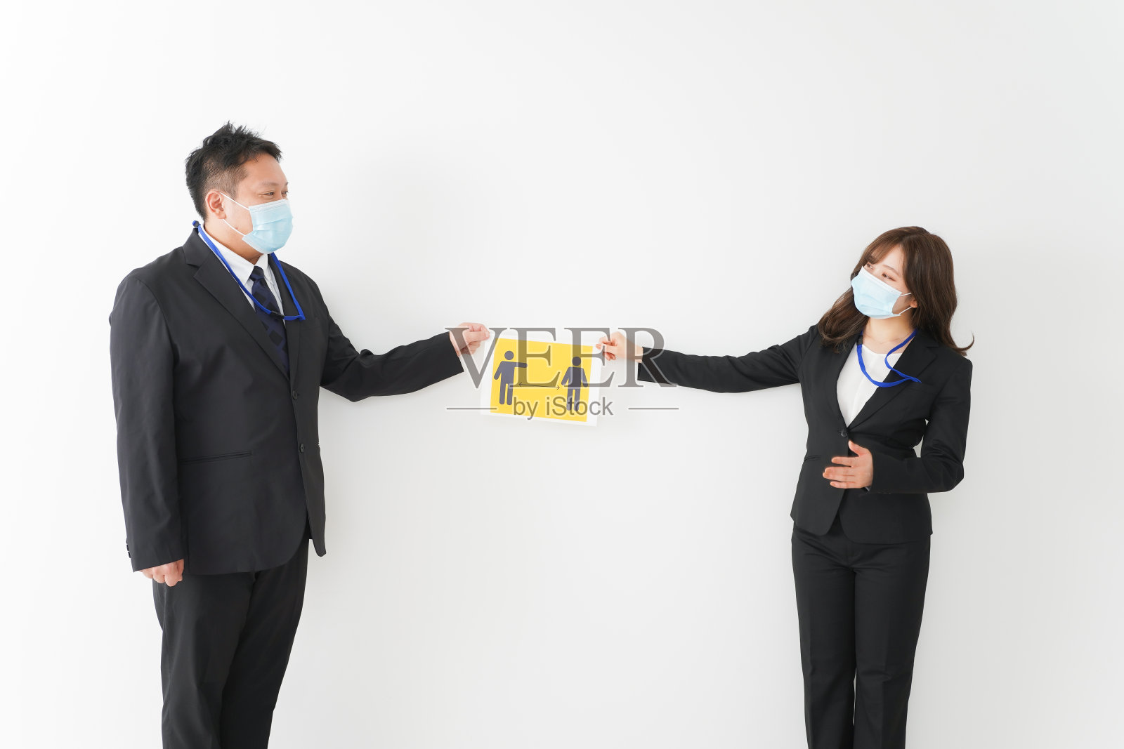 确保社交距离的商务人士照片摄影图片