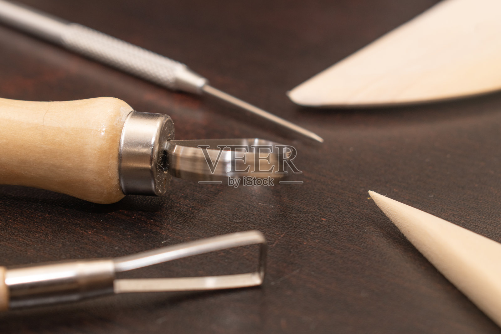 雕刻粘土的工具，放在木桌上，俯视图照片摄影图片