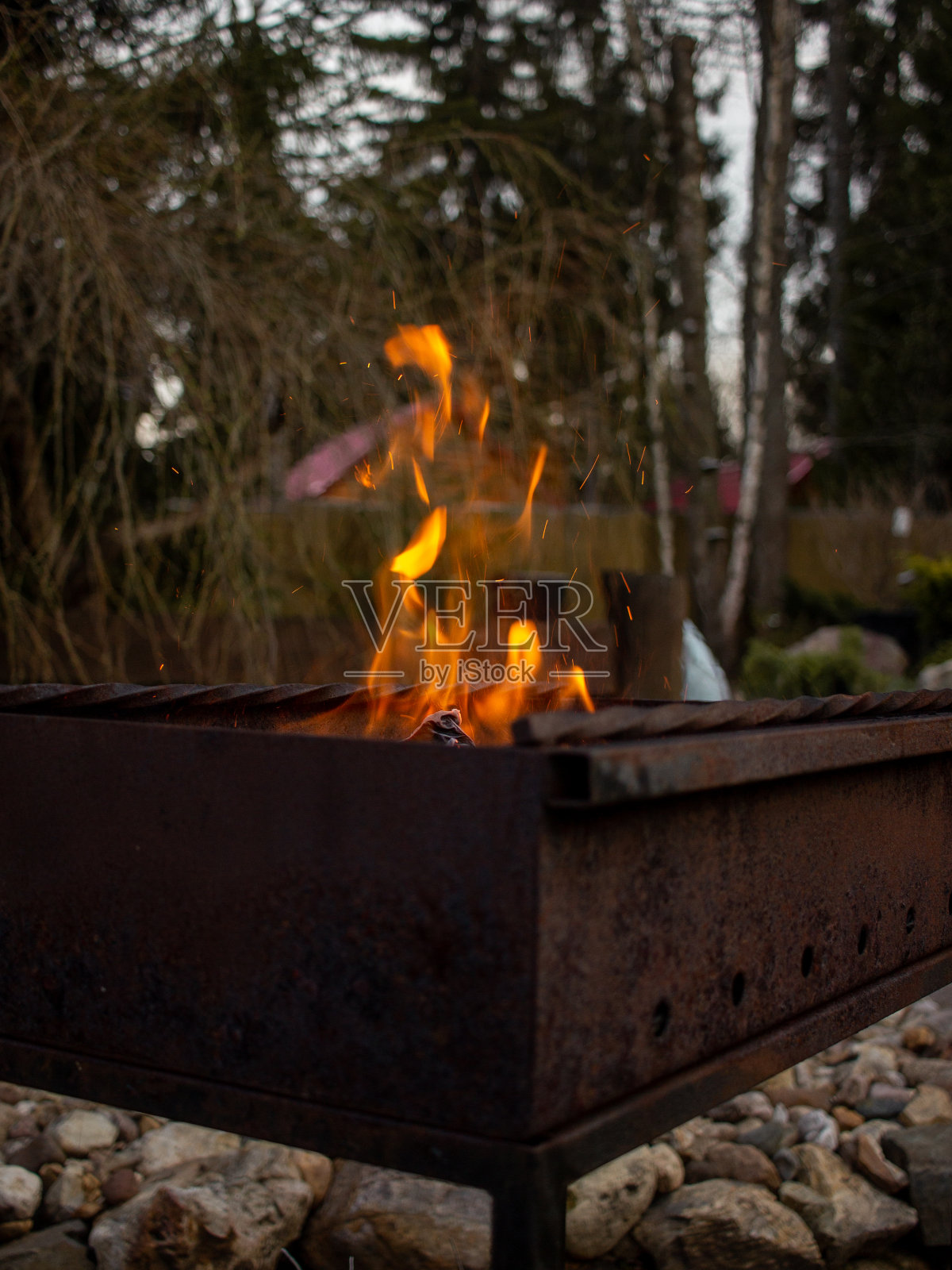 春天户外烧烤用的篝火照片摄影图片