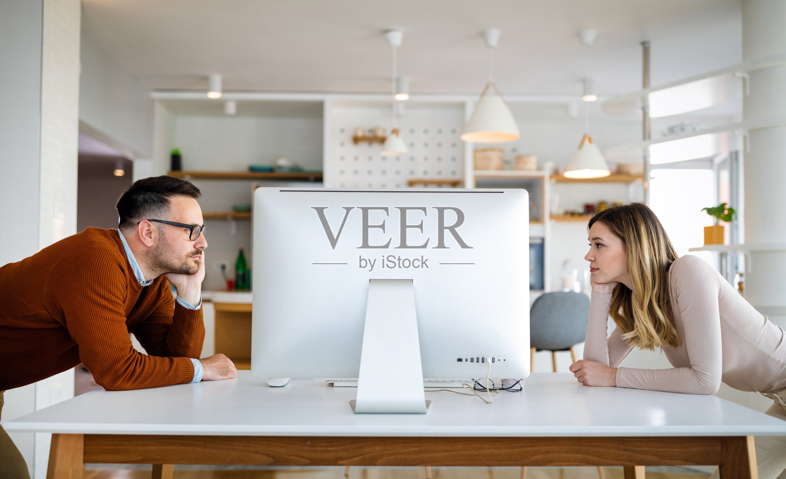 社交距离和在线工作的技术设备在家里，办公室照片摄影图片