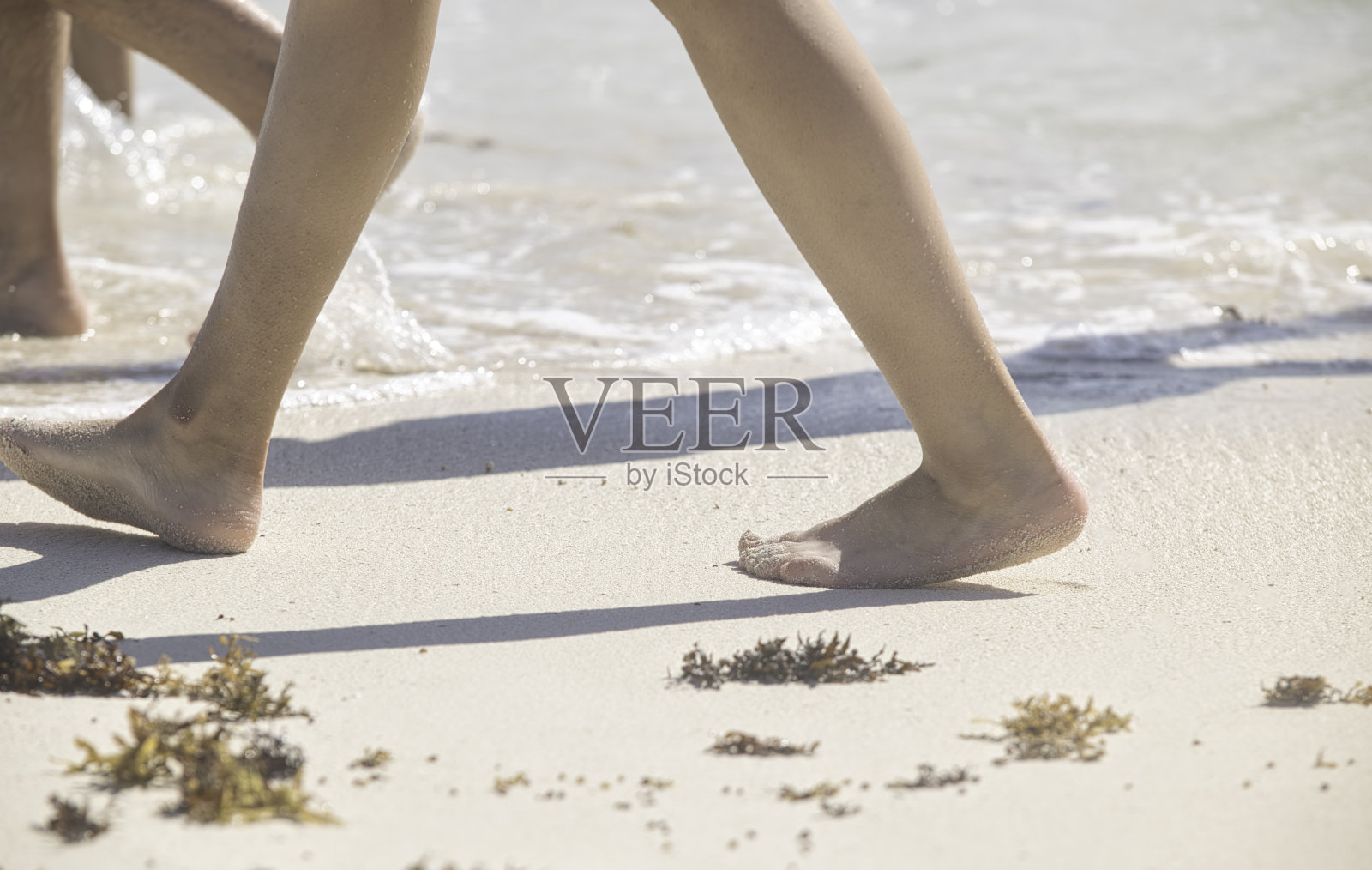 赤脚在墨西哥海边散步照片摄影图片