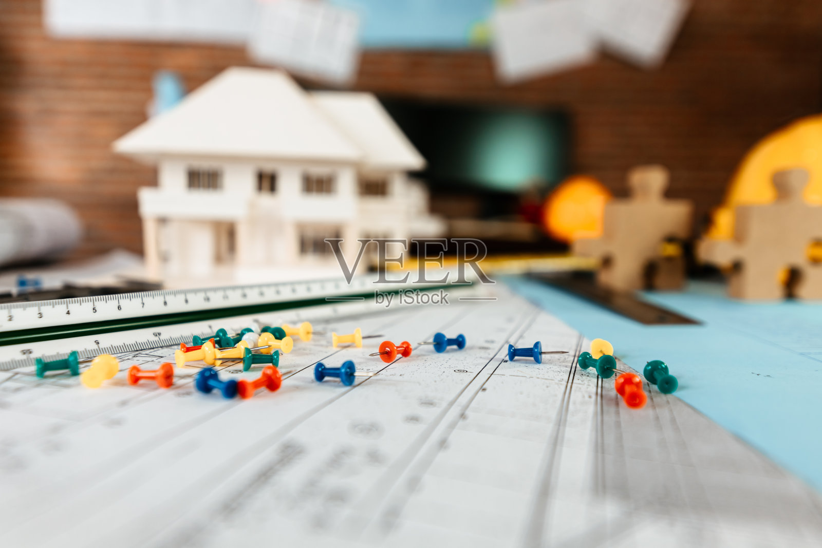 将设计图钉钉在桌子上。建筑概念的工具。照片摄影图片