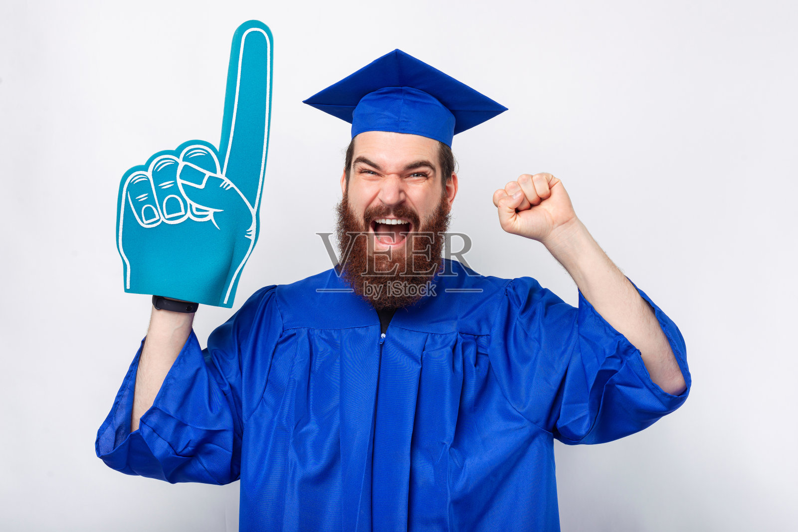 兴奋尖叫的男人戴着扇子手套，做着获胜的手势。照片摄影图片