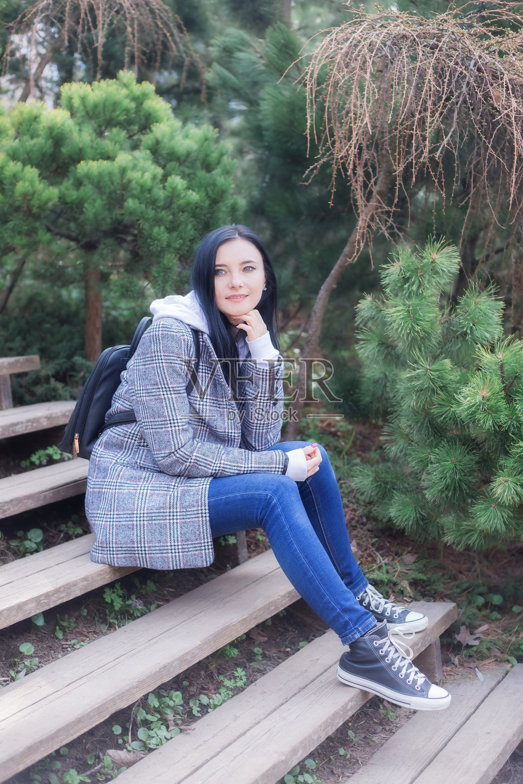 年轻的黑发女人在公园里的肖像，在美丽的春天享受大自然照片摄影图片