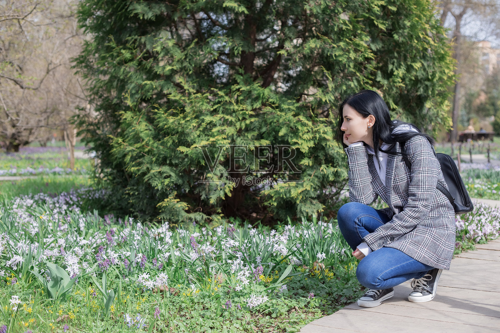 年轻的黑发女人在公园里的肖像，在美丽的春天享受大自然照片摄影图片