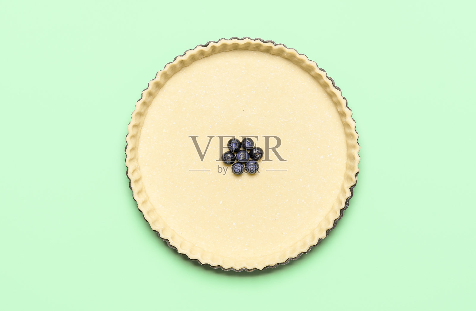 俯视图，托盘里有馅饼皮和蓝莓。用面团烤蓝莓派照片摄影图片