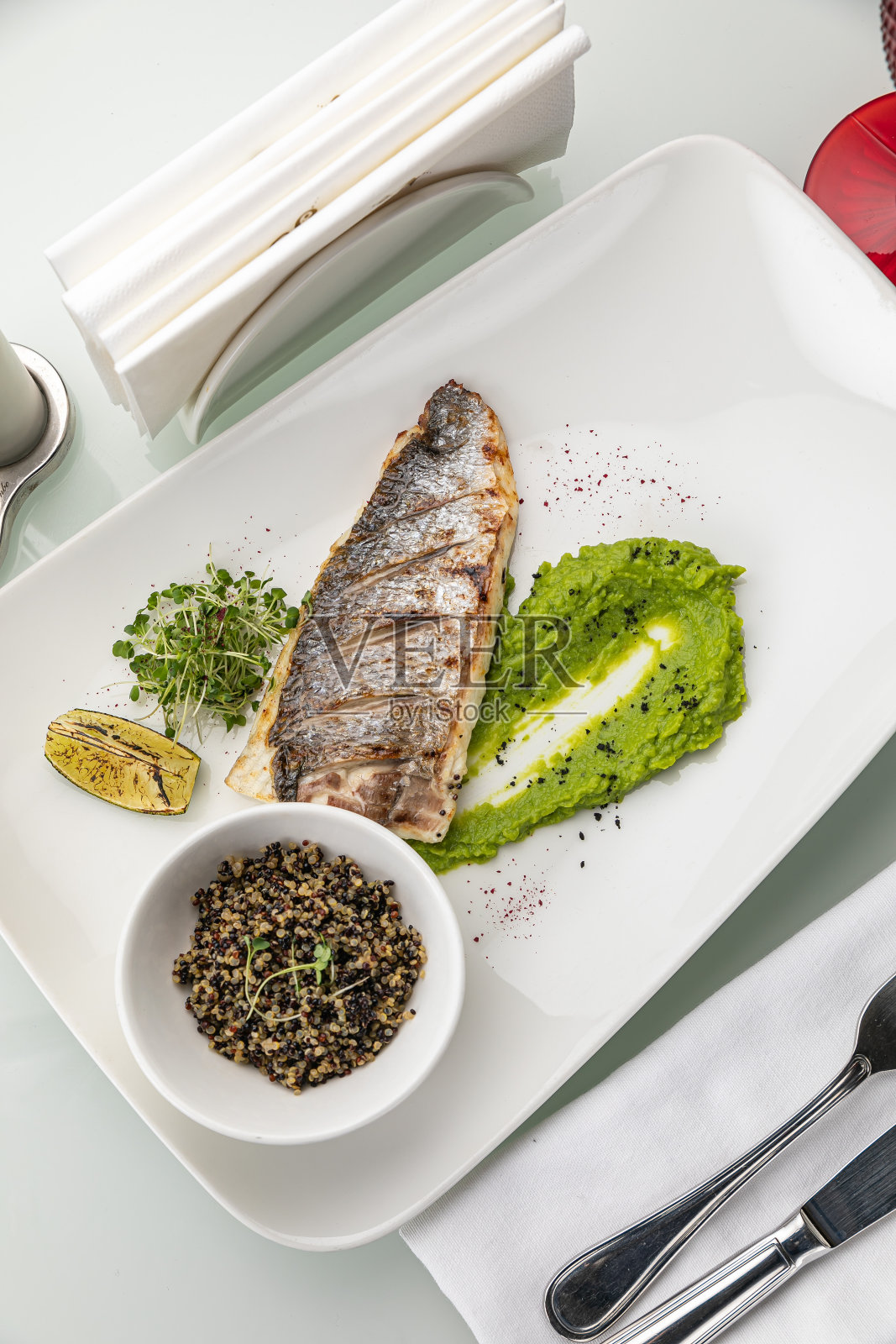 烤海鲷盘照片摄影图片