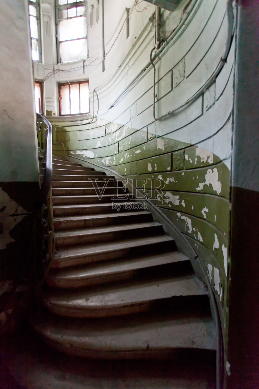 废弃的旧建筑中破旧的楼梯照片摄影图片