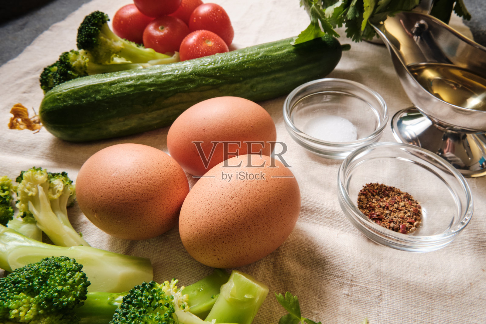 黄瓜，鸡蛋，花椰菜和西红柿照片摄影图片