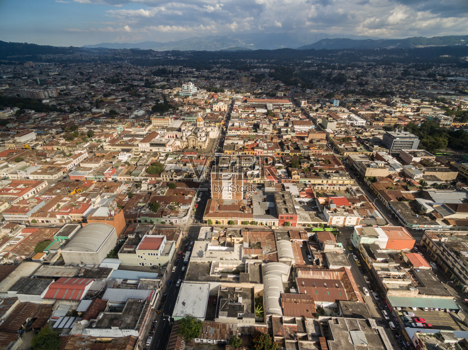 多云天空的危地马拉城市景观。照片摄影图片