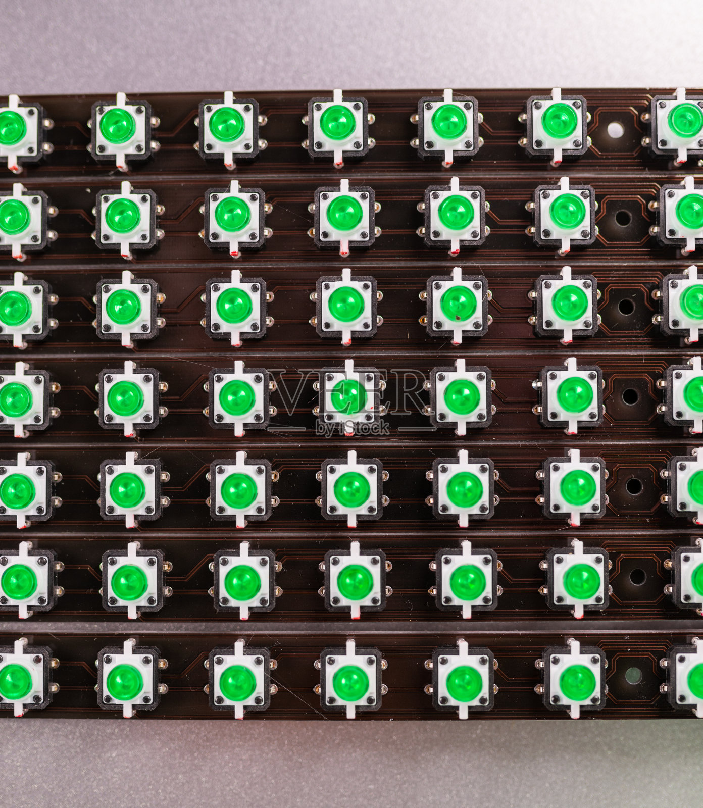 LED指示灯面板正在生产中照片摄影图片