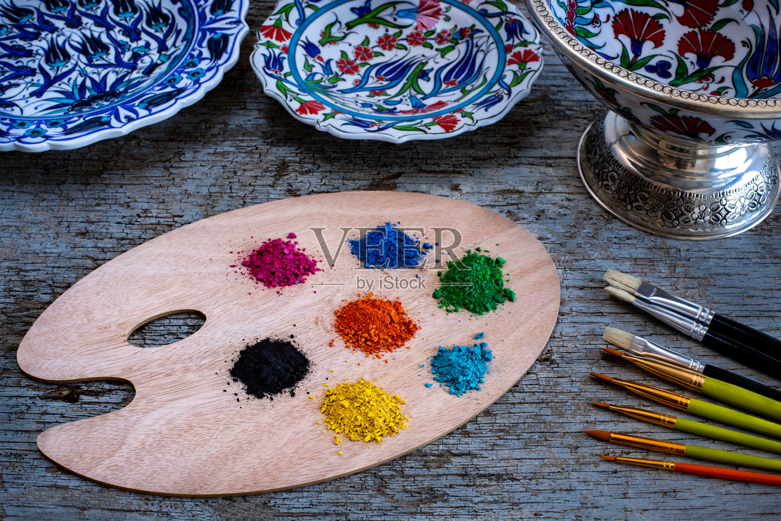 手工瓷砖陶瓷绘画课。照片摄影图片