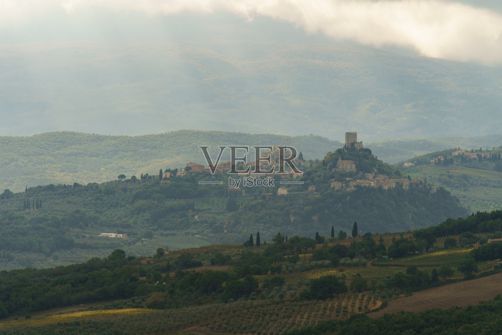 托斯卡纳秋季日出，波浪形景观，田野，柏树和云彩。意大利照片摄影图片