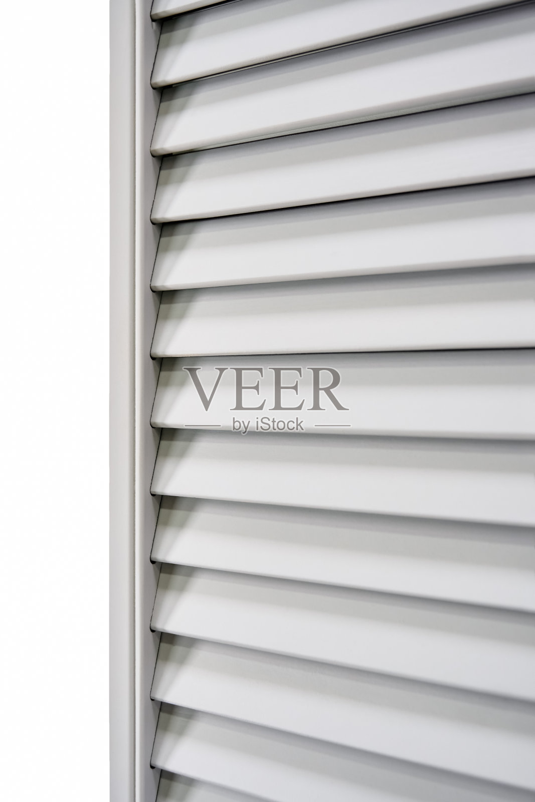 用薄木板和木制品制成的浅灰色木制百叶窗照片摄影图片