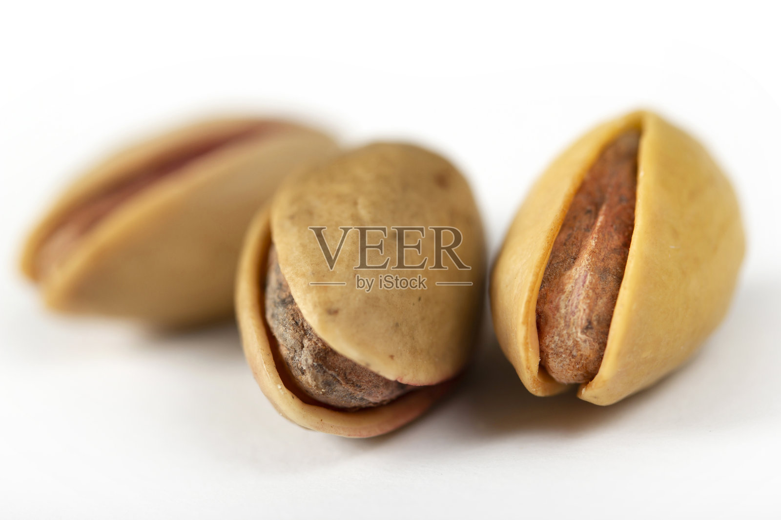 白色背景上的美味开心果照片摄影图片