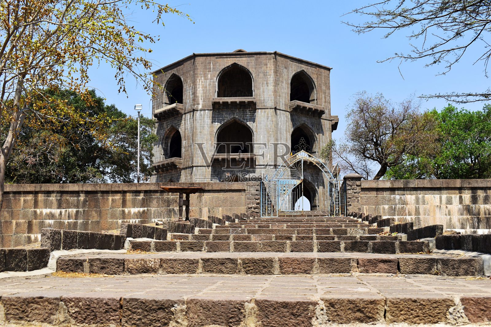 前视图，Salabat khan II墓，昌德比比玛哈，建于公元1565-1588年。这是尼扎姆·沙希建筑的一个例子，它与通常的单室方形坟墓有所不同。Ahmednagar,马哈拉施特拉邦,印度。照片摄影图片