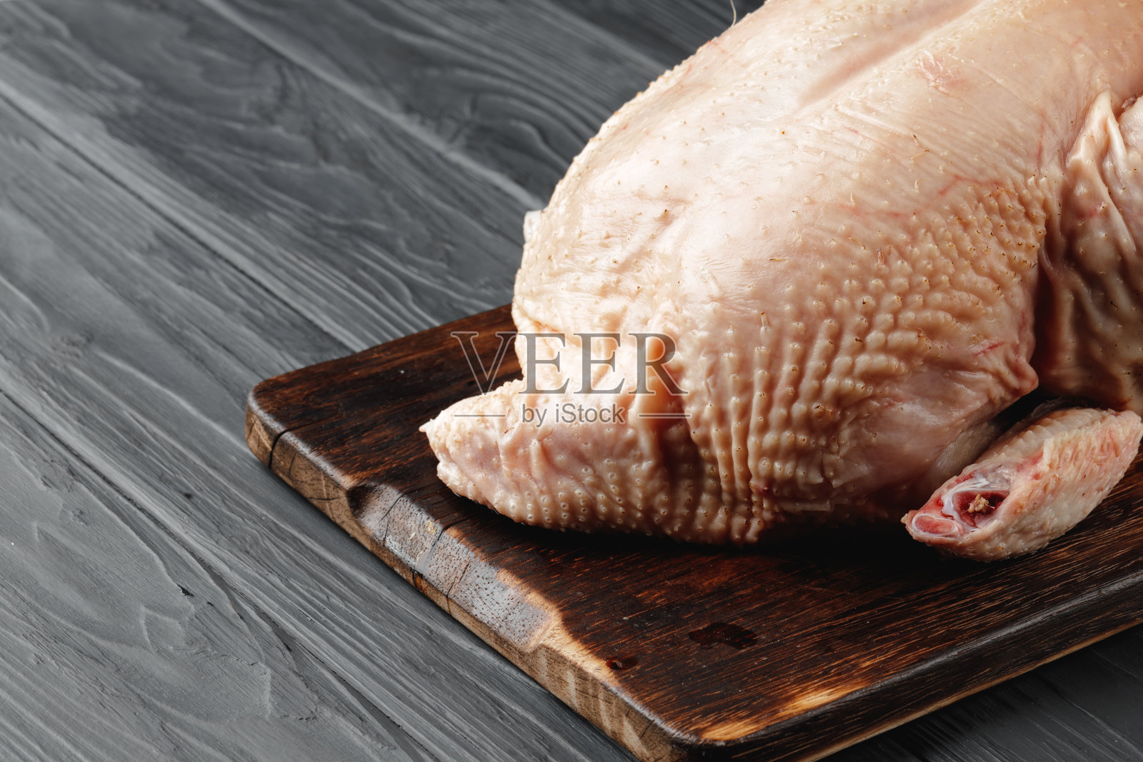 生鸡尸体放在木板上近距离观察照片摄影图片