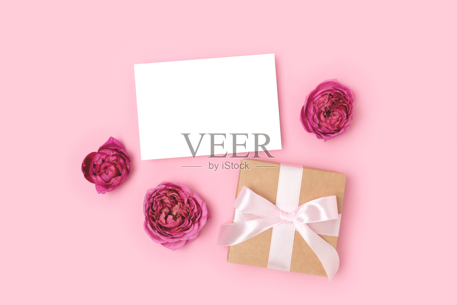 贺卡模型，礼品盒和玫瑰花。照片摄影图片