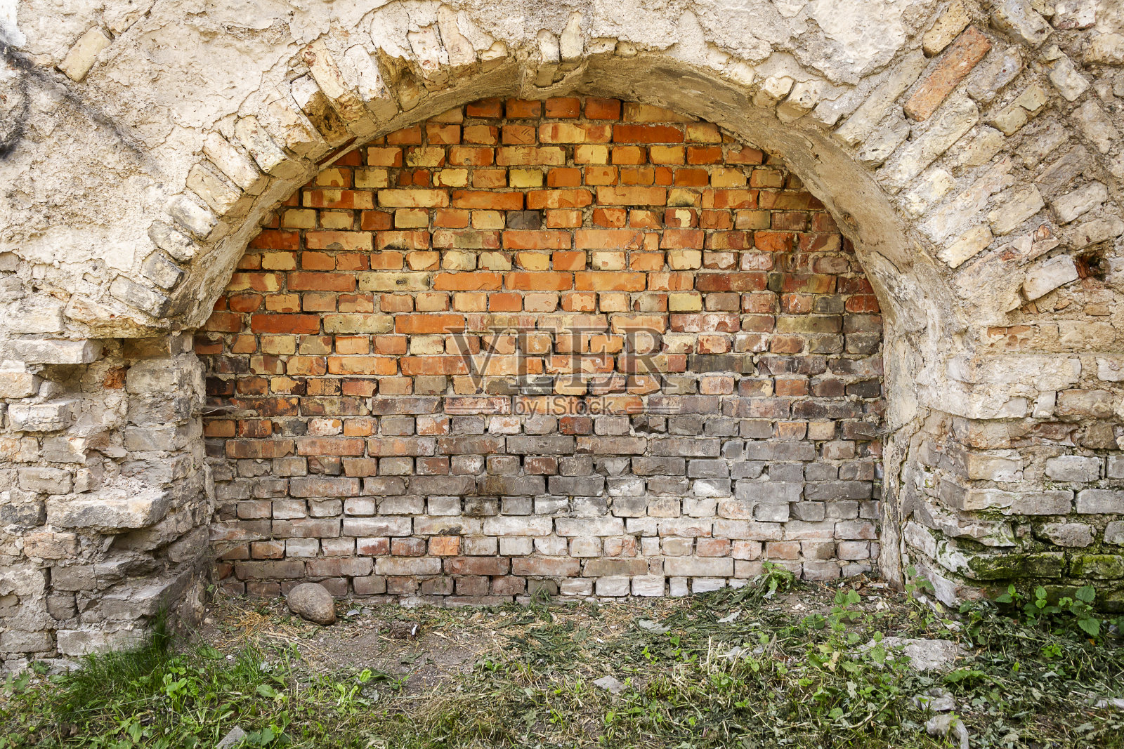 旧的废弃的墙和砖砌的窗户照片摄影图片