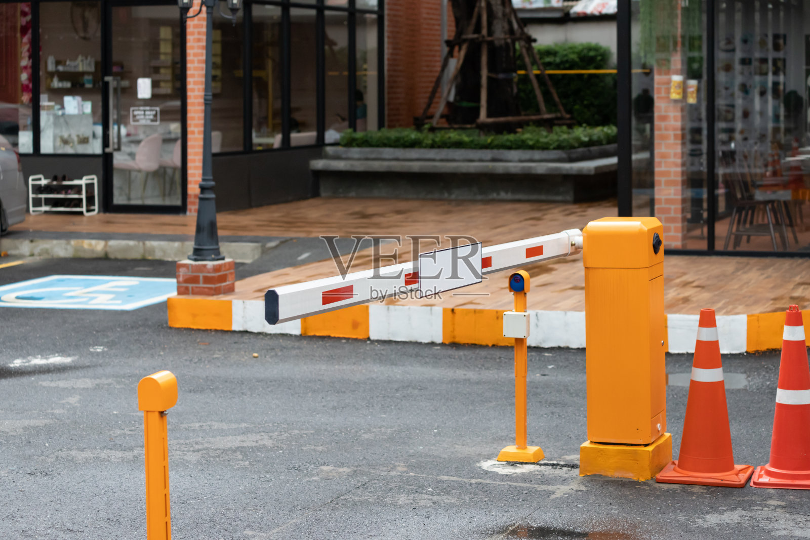 停车场护栏，自动进入系统。照片摄影图片