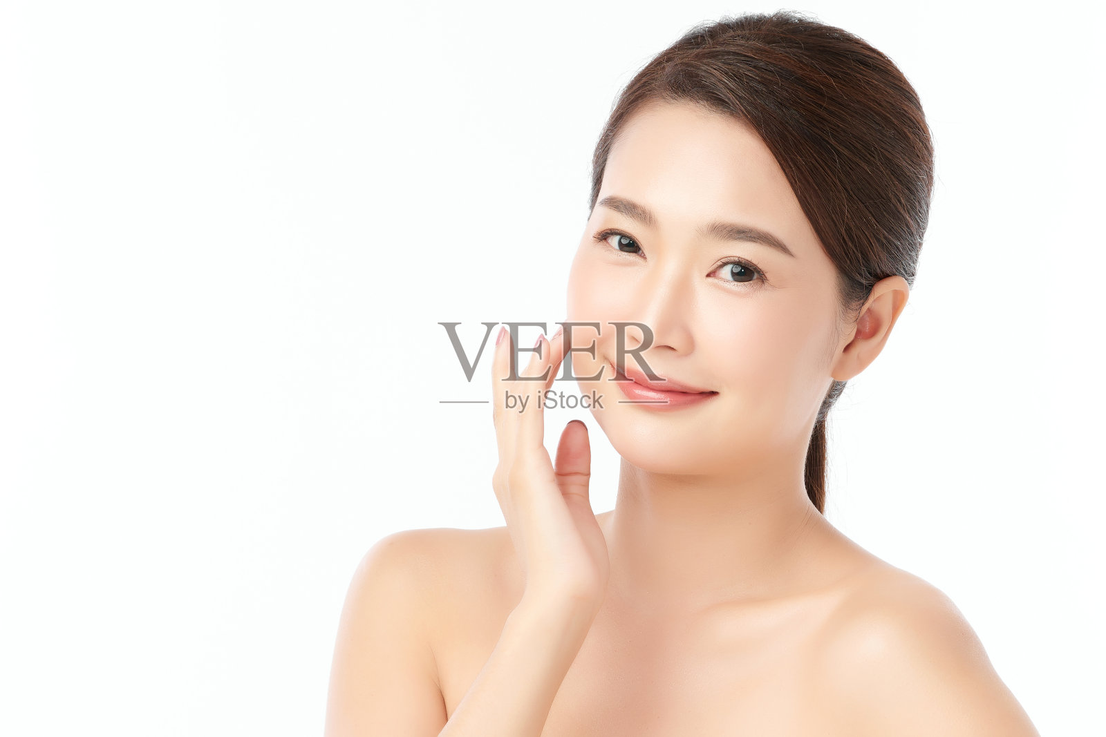 美丽的年轻亚洲女人与干净的新鲜的皮肤在白色的背景，面部护理，面部治疗，美容，美容和水疗，亚洲妇女肖像。照片摄影图片