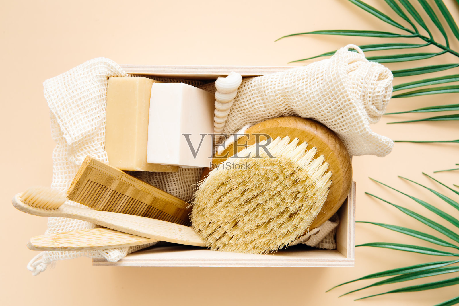 个人卫生，淋浴和浴缸配件。箱内装有木质马鬃刷，天然肥皂，抹布和木质梳子。“零浪费”的概念。照片摄影图片
