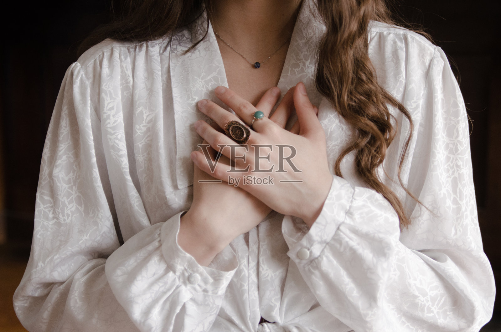 在家里做瑜伽放松的女人照片摄影图片