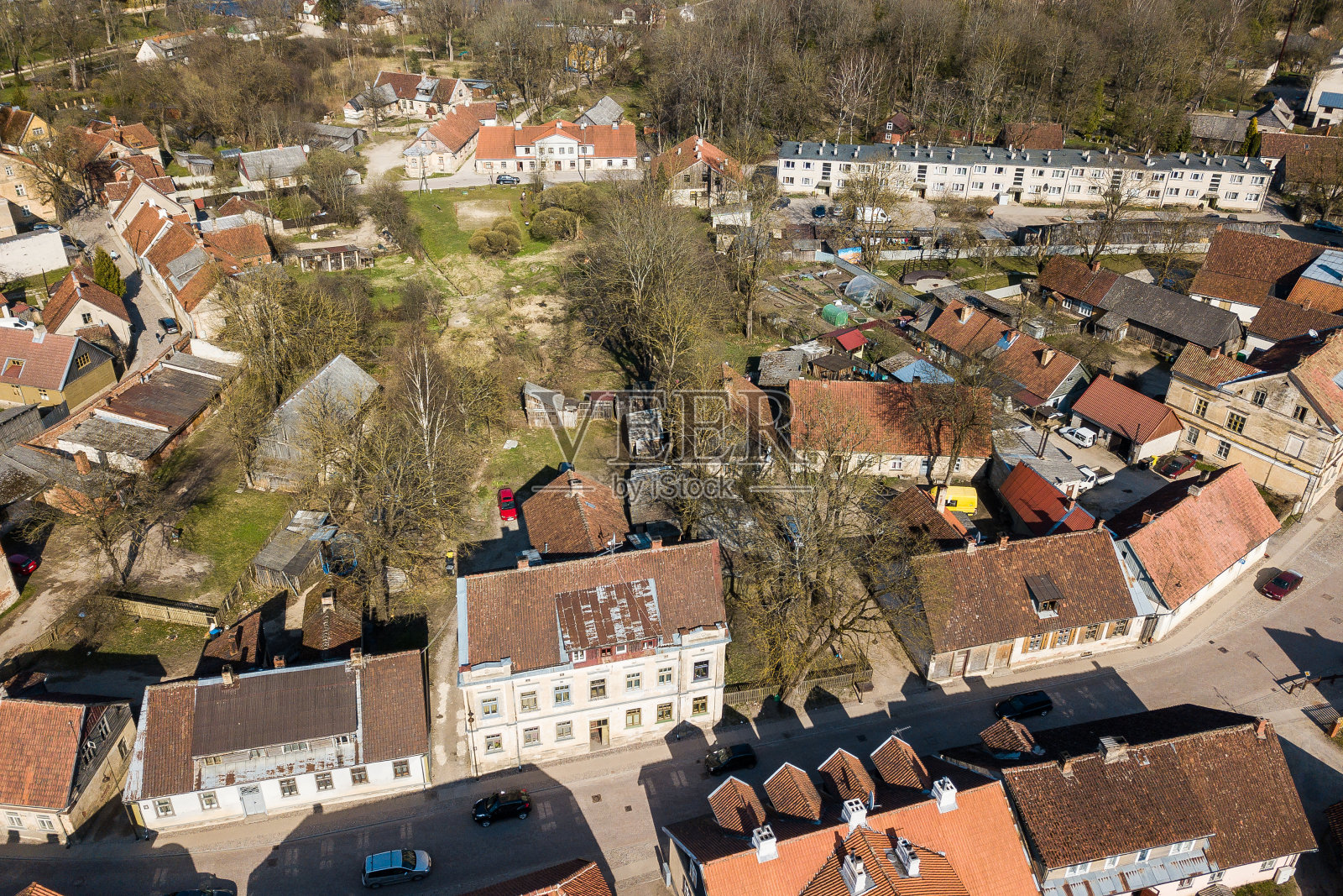 拉脱维亚Kuldiga市的老城区和红色屋顶瓦的鸟瞰图照片摄影图片
