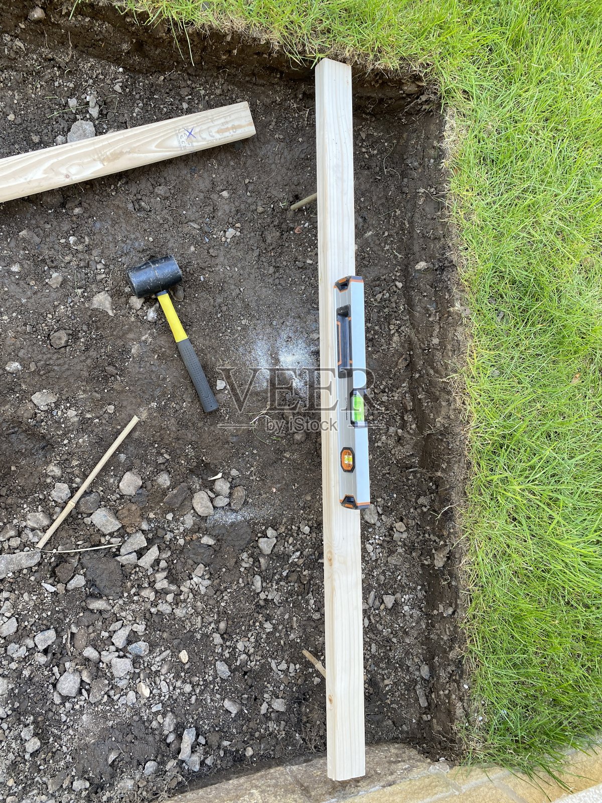 房屋花园草坪切割为地面准备，以允许石底铺设照片摄影图片