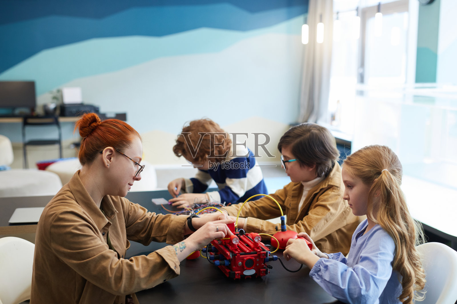 机器人儿童工作坊照片摄影图片