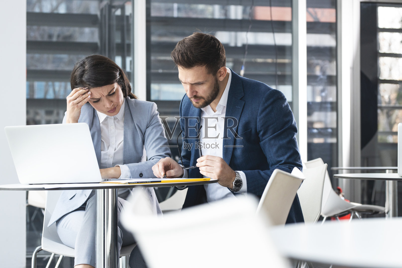 办公室职员讨论公司的新项目。他们坐在公司咖啡桌前，准备开会。照片摄影图片