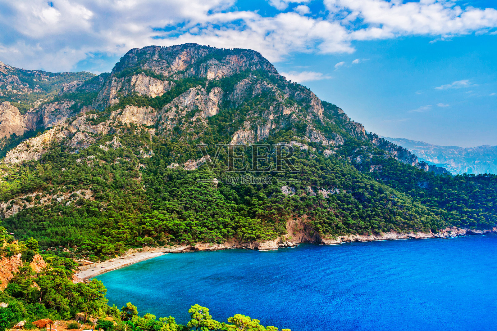 风景与一个蓝色的海湾之间的岩石山在一个夏天的一天照片摄影图片