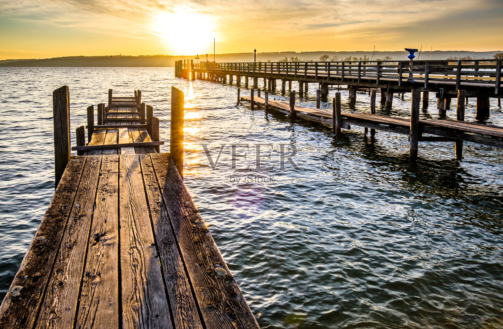 在巴伐利亚的一个湖上的老木制码头照片摄影图片