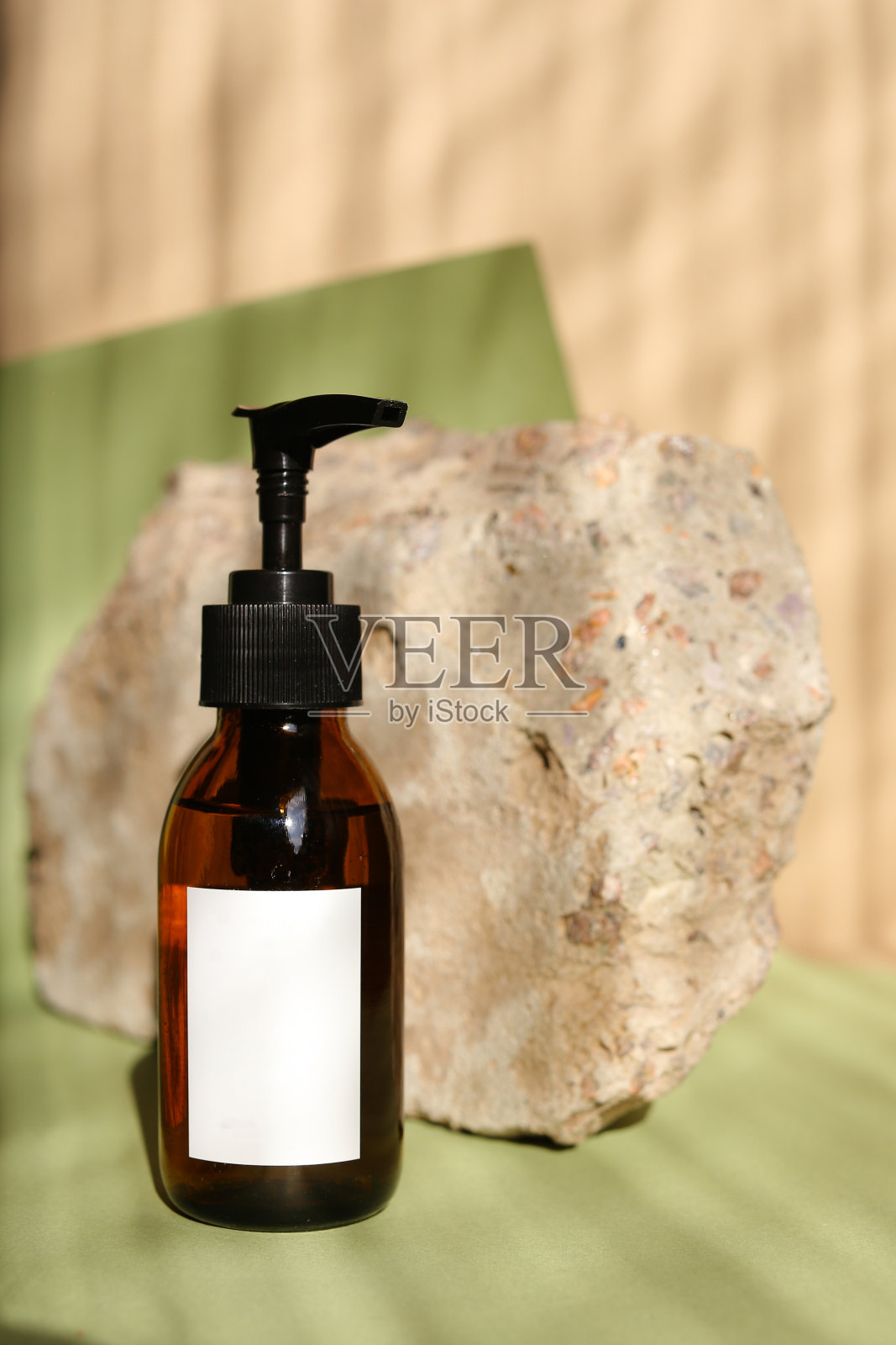 环保的瓶子和罐子与自然护肤化妆品，面霜或油在光的背景。植物美容产品照片摄影图片