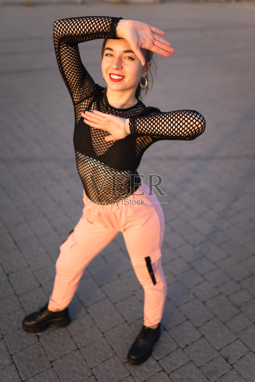 街上漂亮的跳电臀舞的女孩照片摄影图片