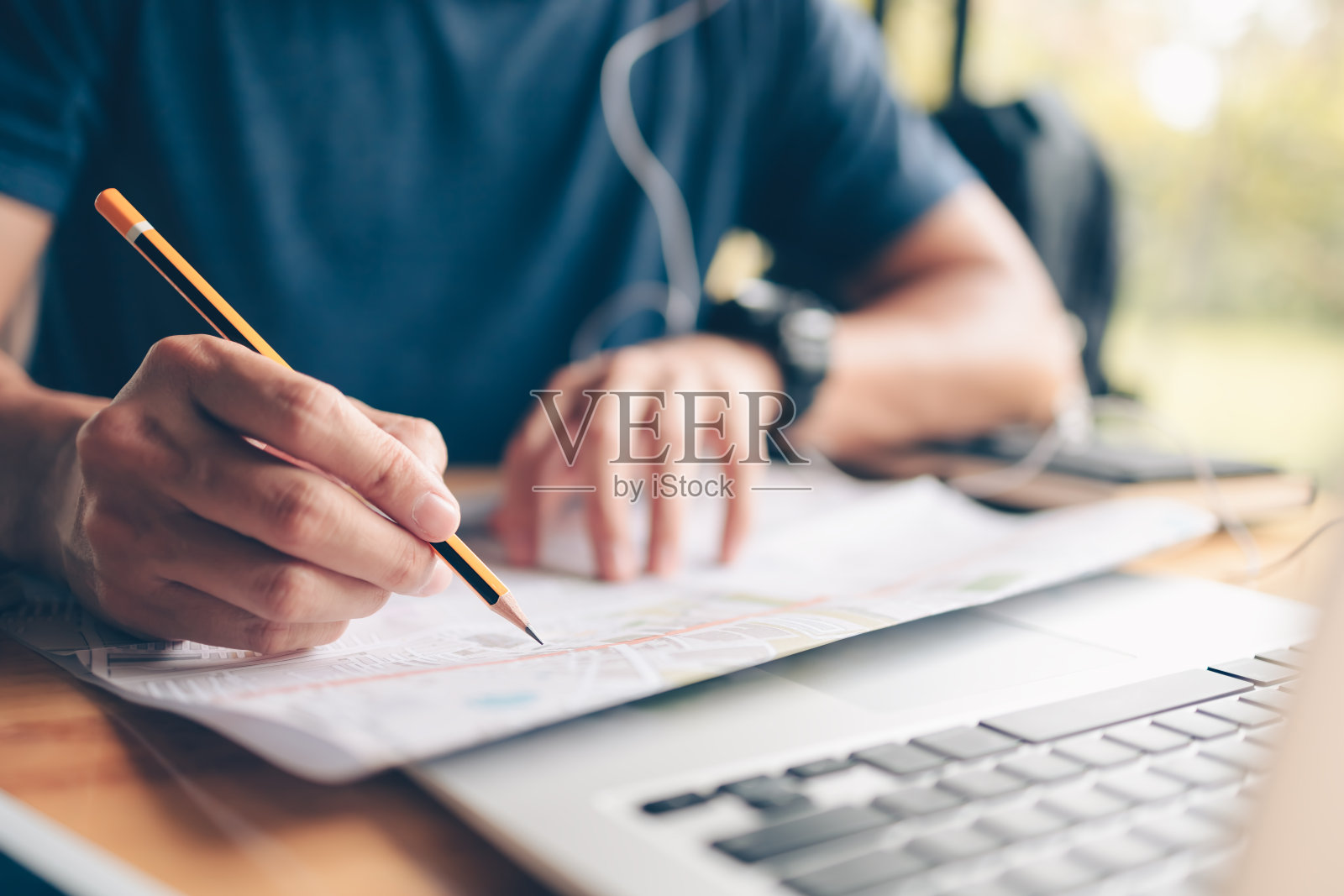 旅游规划度假用笔指着地图上的其他旅游配件摆在桌子上。假期，旅行，假期和背包概念。照片摄影图片