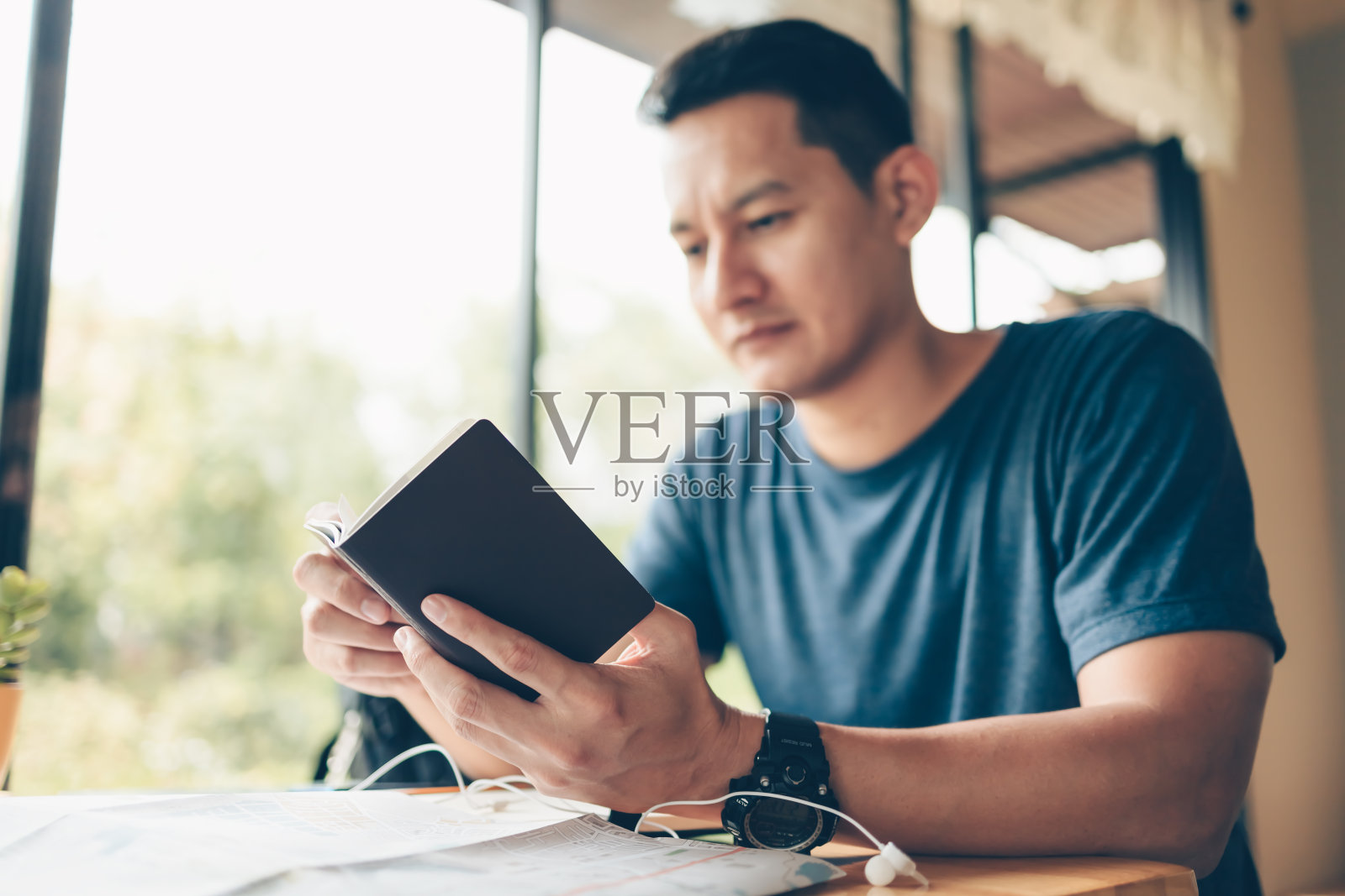 旅游策划度假时把护照等旅游配件摆在桌上。假期，旅行，假期和背包概念。照片摄影图片