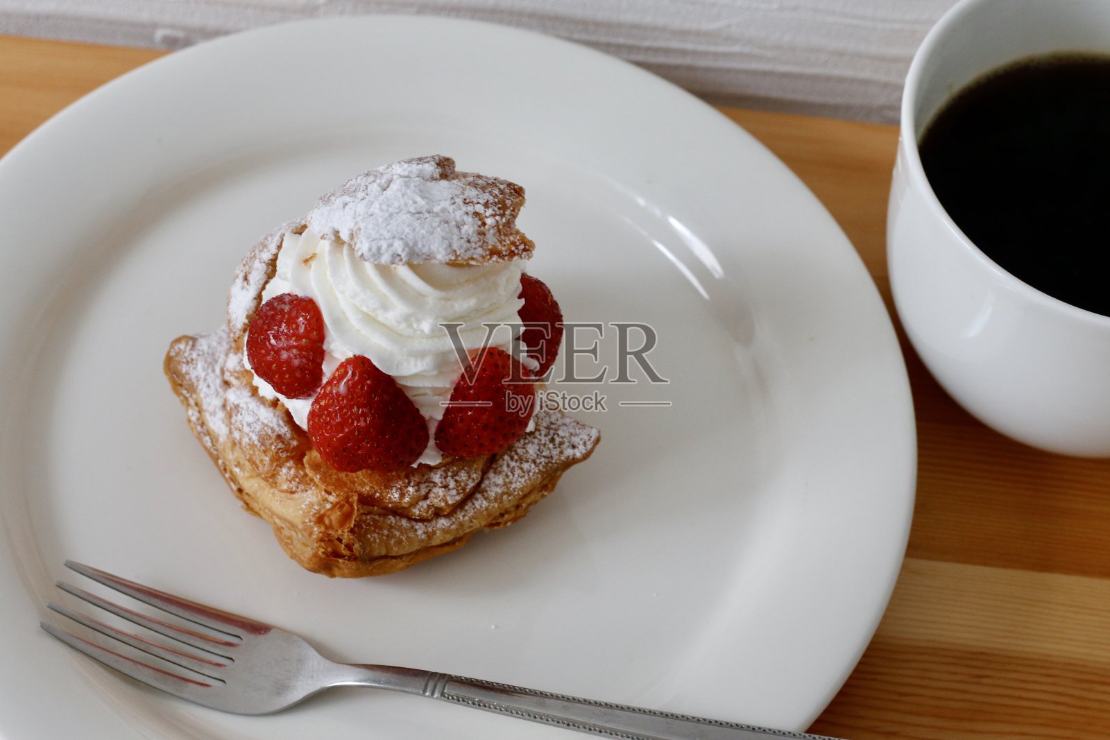 草莓奶油泡芙照片摄影图片