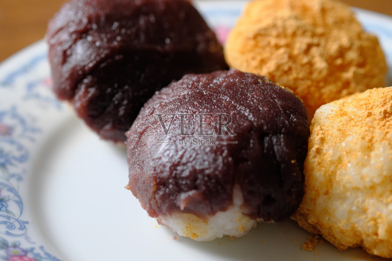 大萩和宝陶在盘子里照片摄影图片