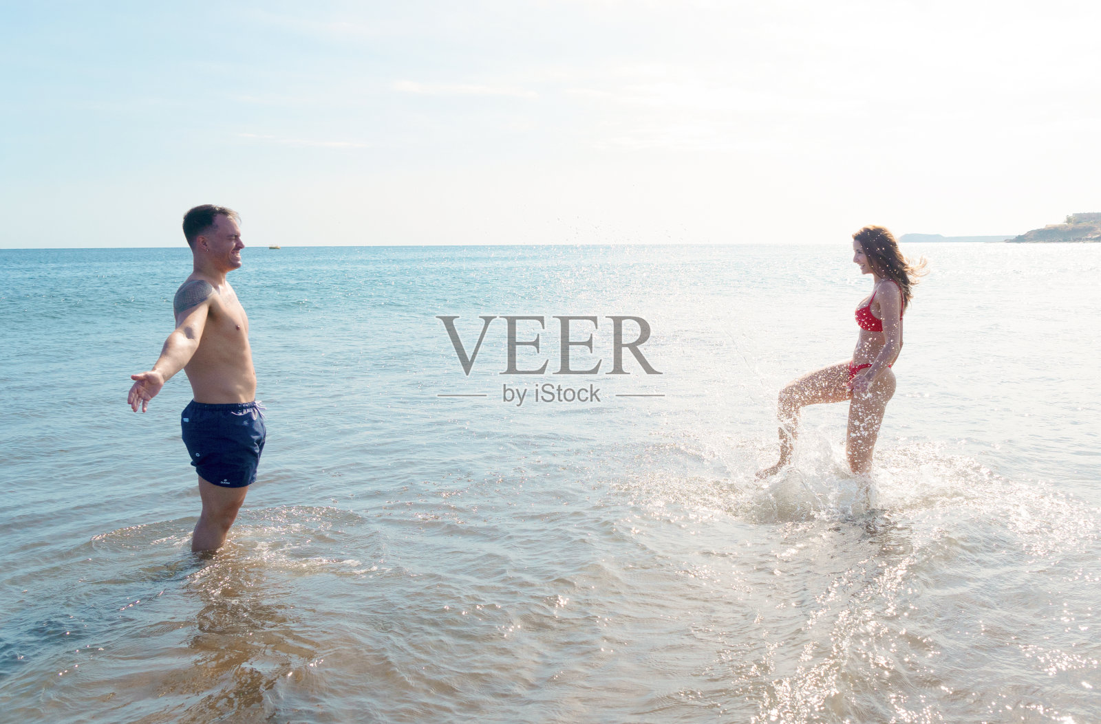 母亲和儿子在家工作照片摄影图片