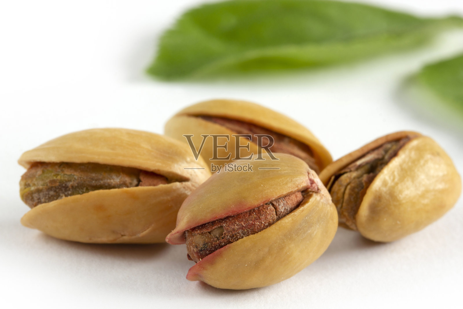 白色背景上的美味开心果照片摄影图片