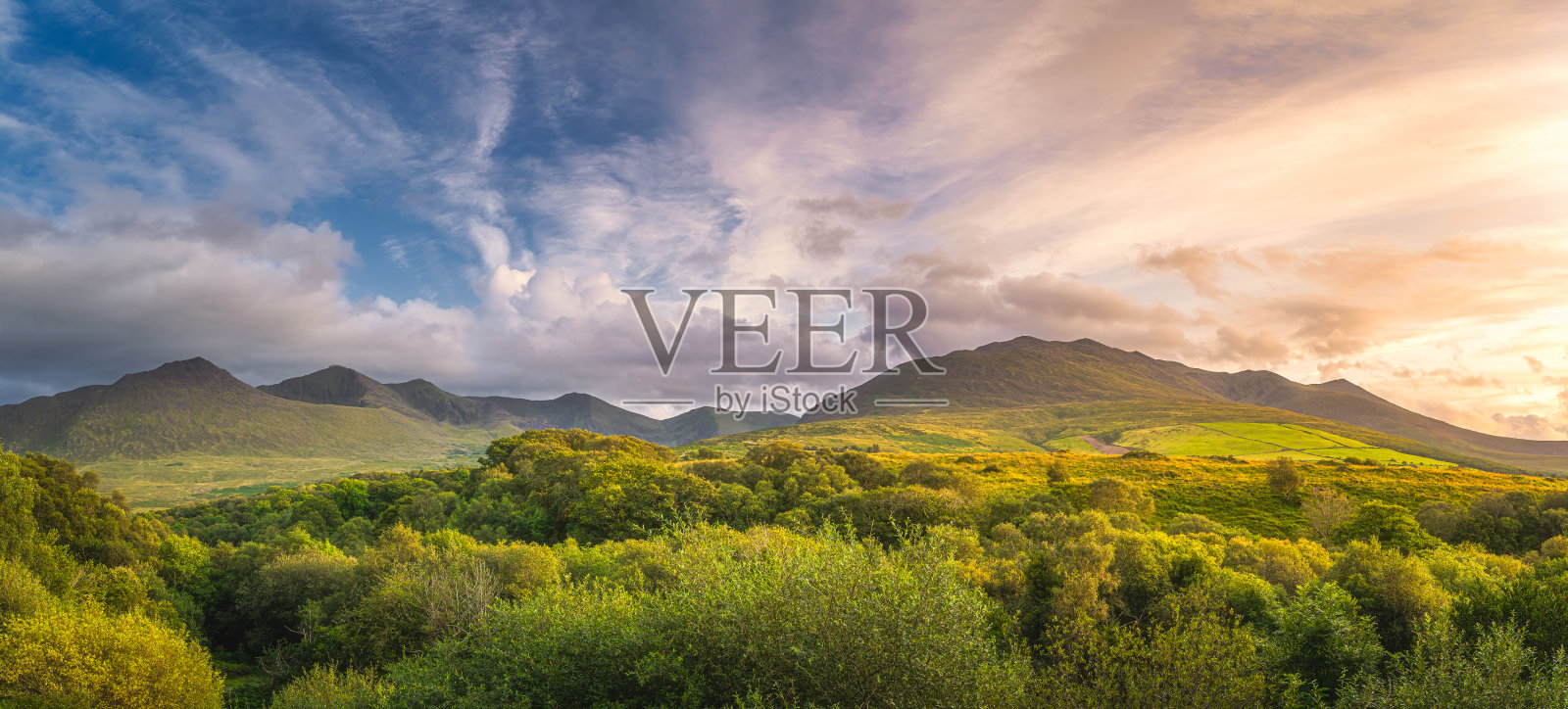 在Carrauntoohil山和MacGillycuddys Reeks山脚下令人惊叹的日落照片摄影图片