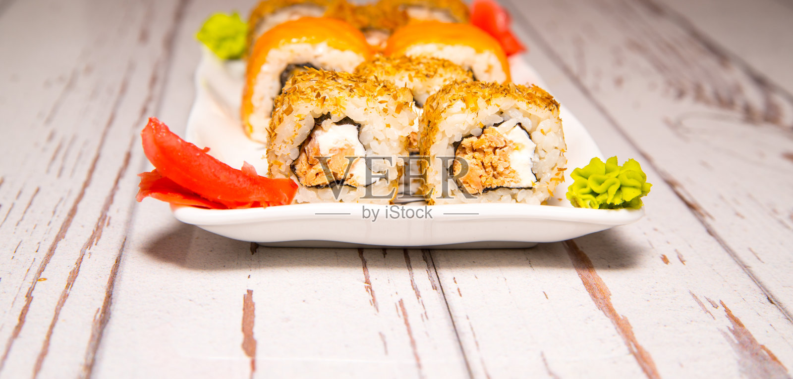 寿司，卷在白色盘子上特写，复制空间，模板照片摄影图片